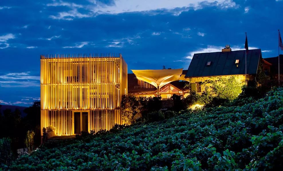  因戈尔施塔特防守组织严密，密集站位抵挡住狂攻浪潮