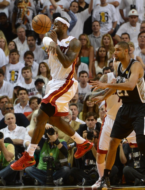  哈利伯顿精妙传球串联全队国王主场战胜马刺