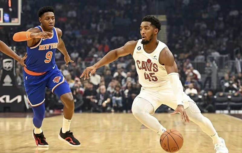  米切尔压哨三分骑士加时险胜尼克斯豪取三连胜